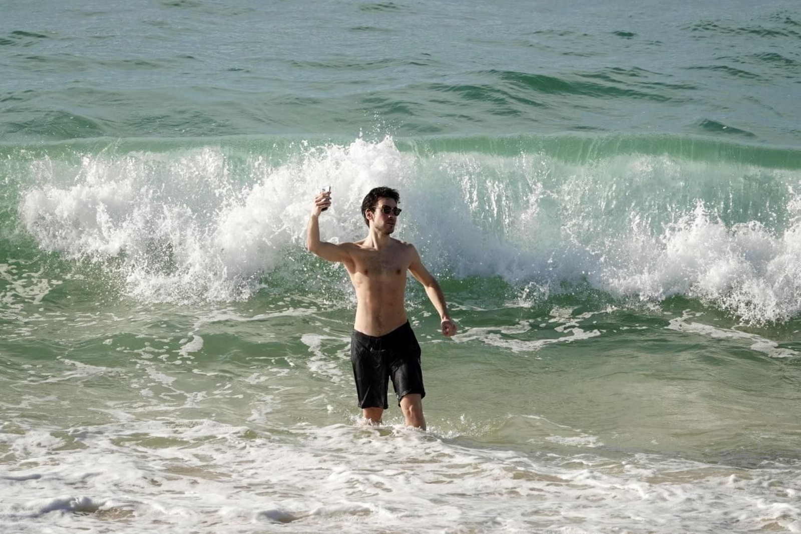 Fin de año con tiempo de verano en Vigo. Playa de Samil. // Vicente Alonso