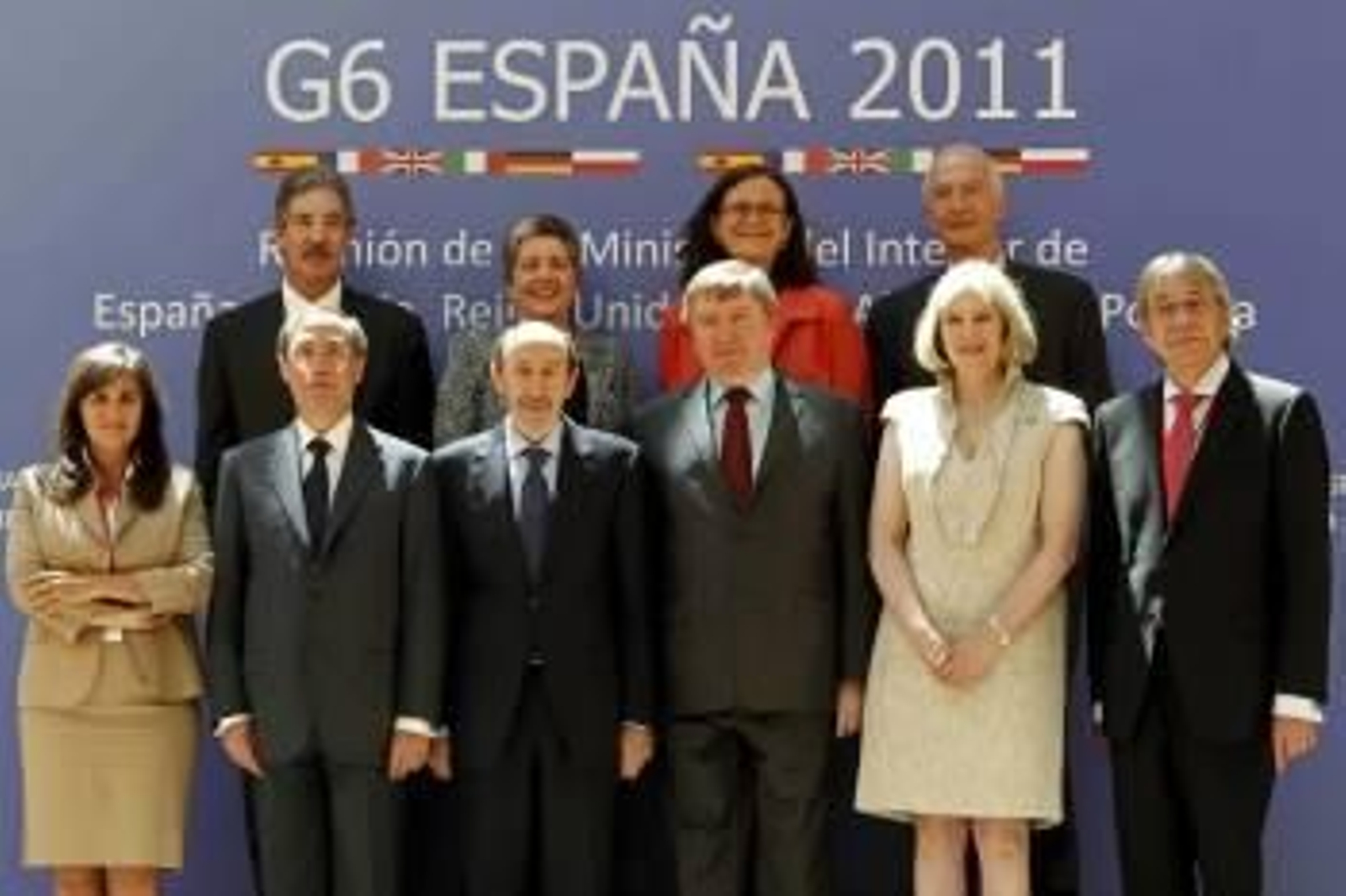 El vicepresidente primero del Gobierno y ministro del Interior, Alfredo Pérez Rubalcaba (3i), durante la foto de familia tras la reunión de titulares de Interior del G-6. EFE
