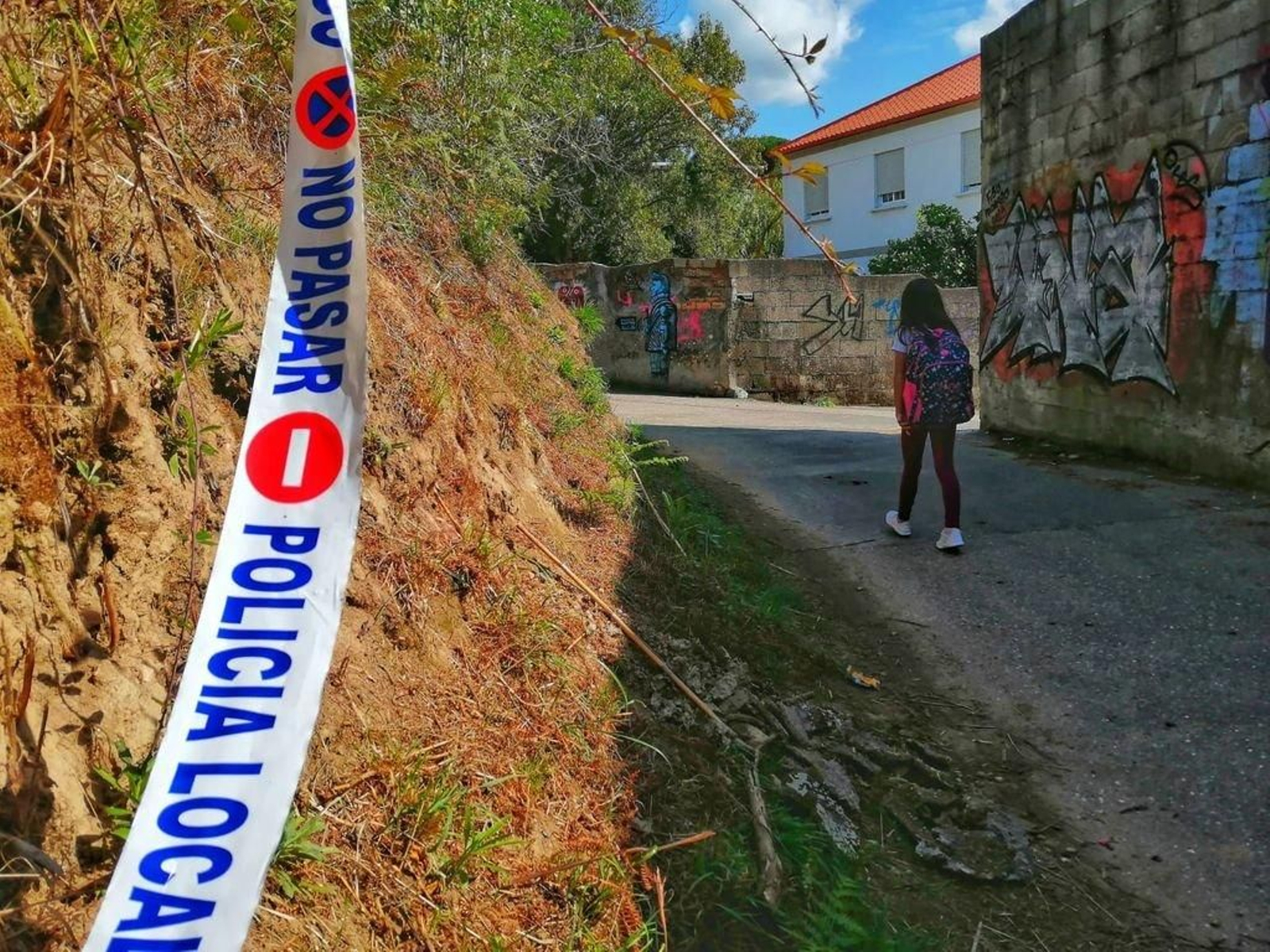 La Policía Local señalizó la zona, muy cerca de un centro escolar, en Teis.