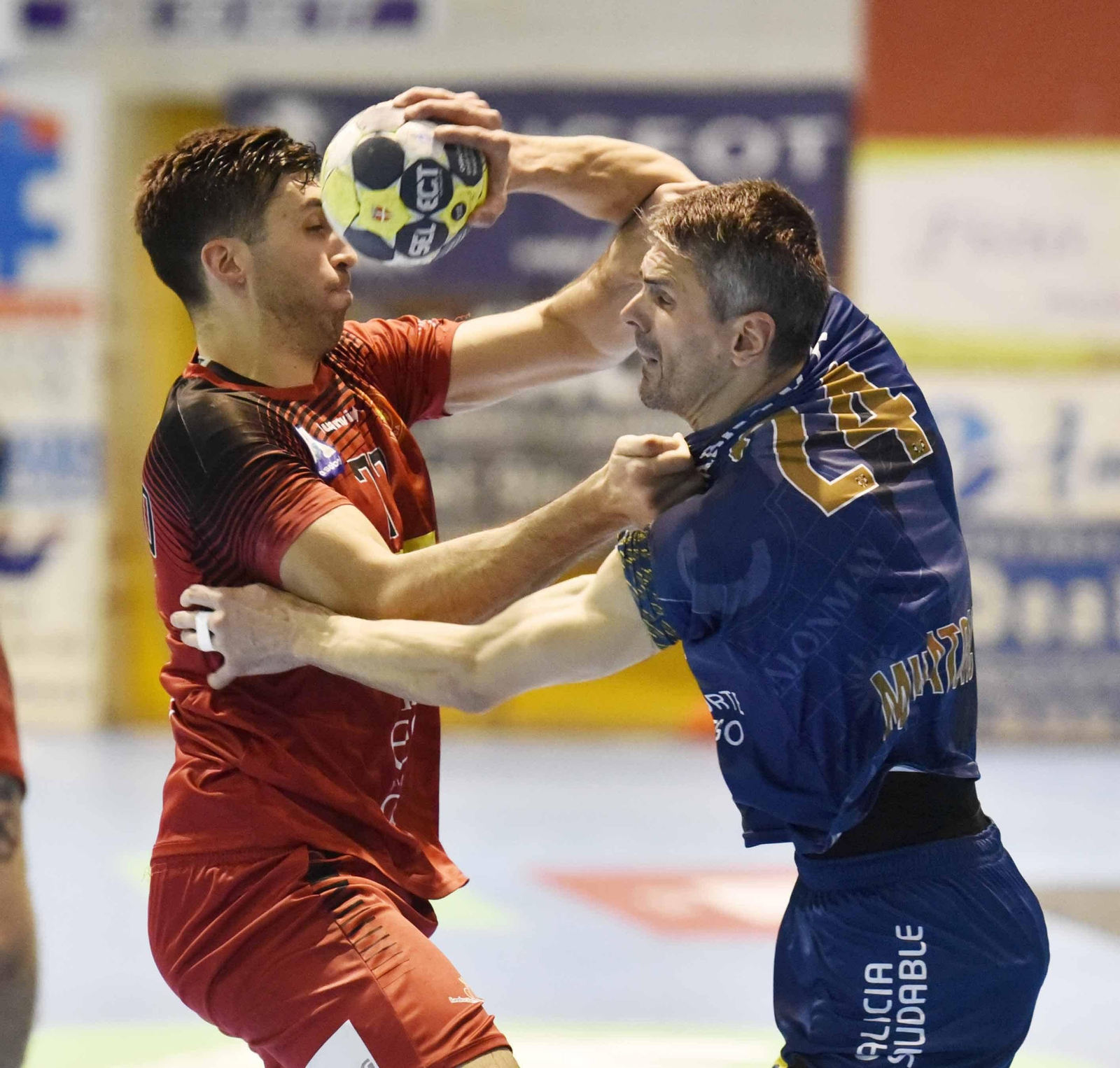 Muratovic es agarrado por un oponente en un encuentro de este curso.