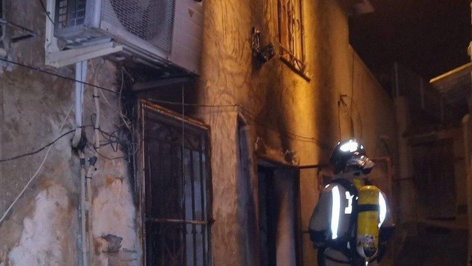 Un bombero inspecciona la casa incendiada en Ricote (Murcia) en la que han fallecido tres personas.