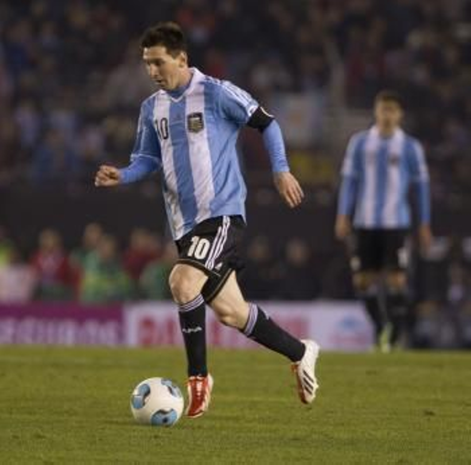 Lionel Messi de Argentina ante Colombia durante el partido por las eliminatorias al mundial Brasil 2014 (Foto: efe)