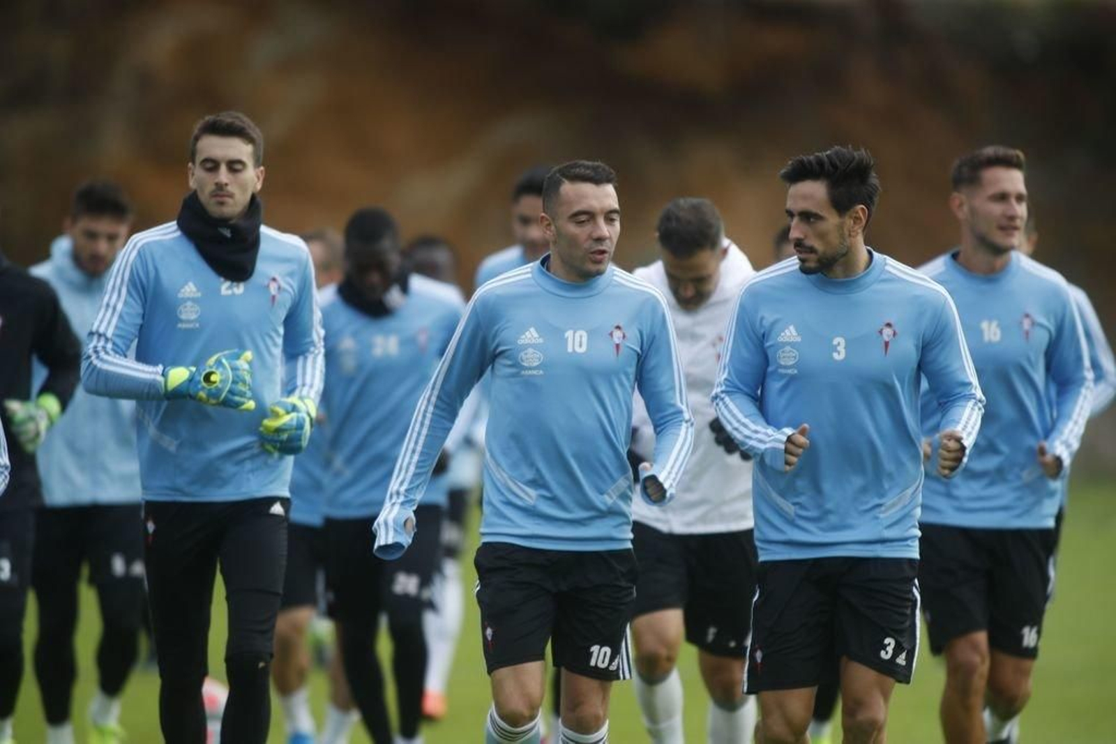 Iago Aspas –ayer, en A Madroa, junto a David Costas– resultó decisivo en el último Celta-Real Sociedad.