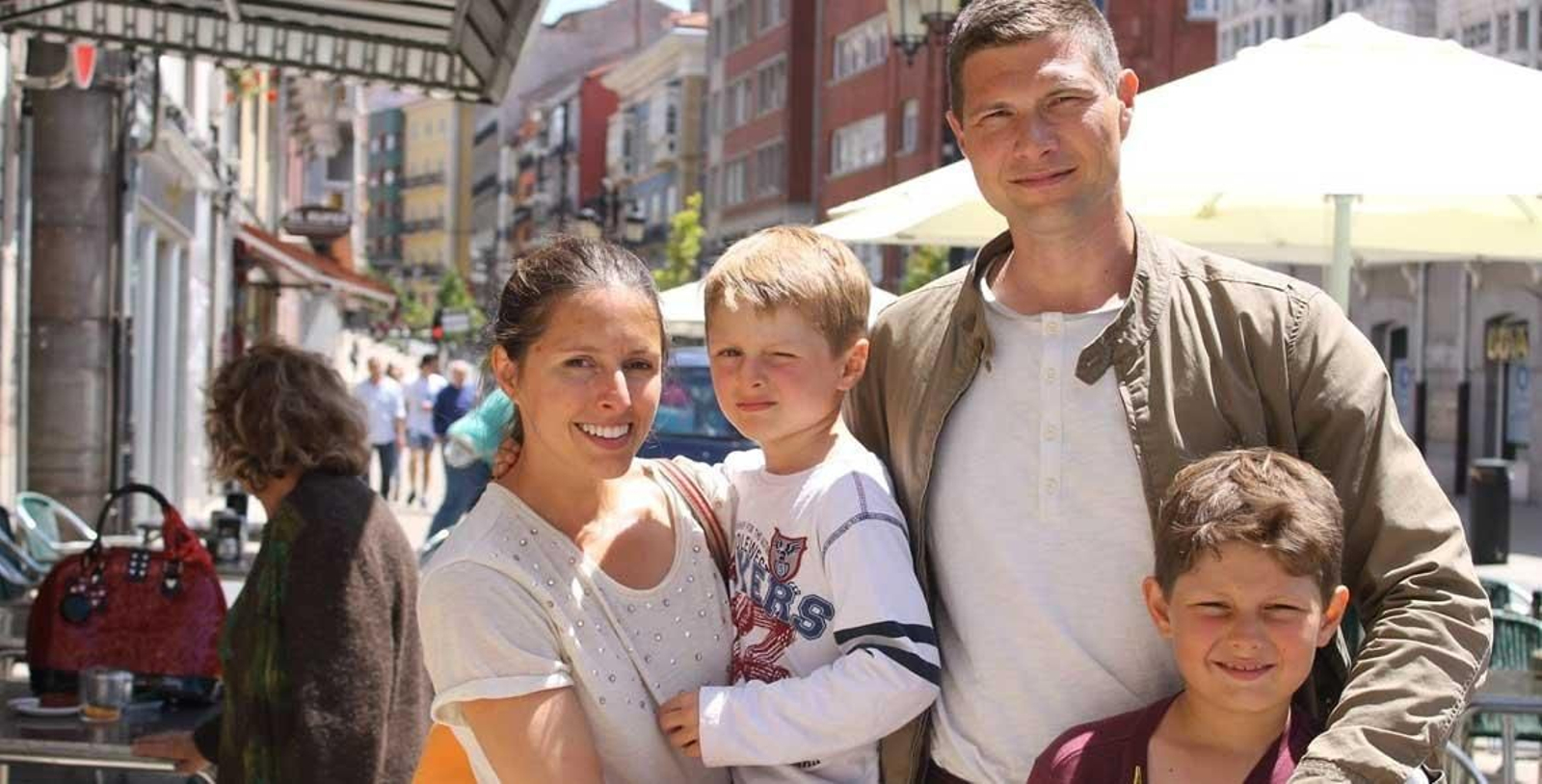 María Díaz, con su marido y sus dos hijos en una reciente visita a Avilés, ciudad de la que procede.