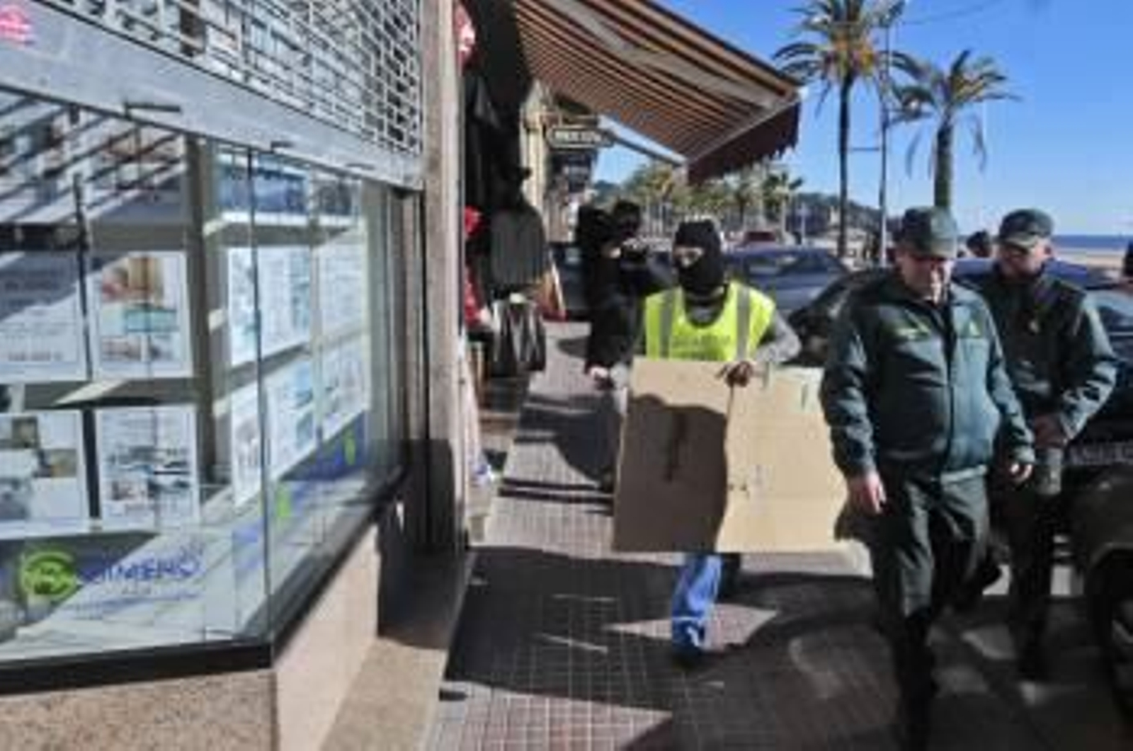 La Guardia civil registra una inmobiliaria en una operación contra el blanqueo de capitales procedentes de Rusia. (Foto: R. T.)
