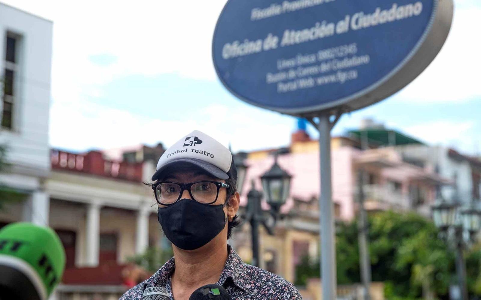 El líder opositor cubano Yunior García brinda declaraciones a la prensa luego de salir de la Fiscalía provincial en La Habana (Cuba). La Fiscalía de Cuba advirtió este jueves a los convocantes de la marcha pacífica del 15 de noviembre que incurrirán en delitos si mantienen su plan, algo que ha generado un fuerte rechazo entre los activistas opositores y en las redes. El también dramaturgo Yunior García Aguilera, fundador del grupo activista Archipiélago y uno de los promotores de la marcha de noviembre, consideró hoy "una amenaza directa desde el poder" la decisión de la Fiscalía. EFE/ Yander Zamora