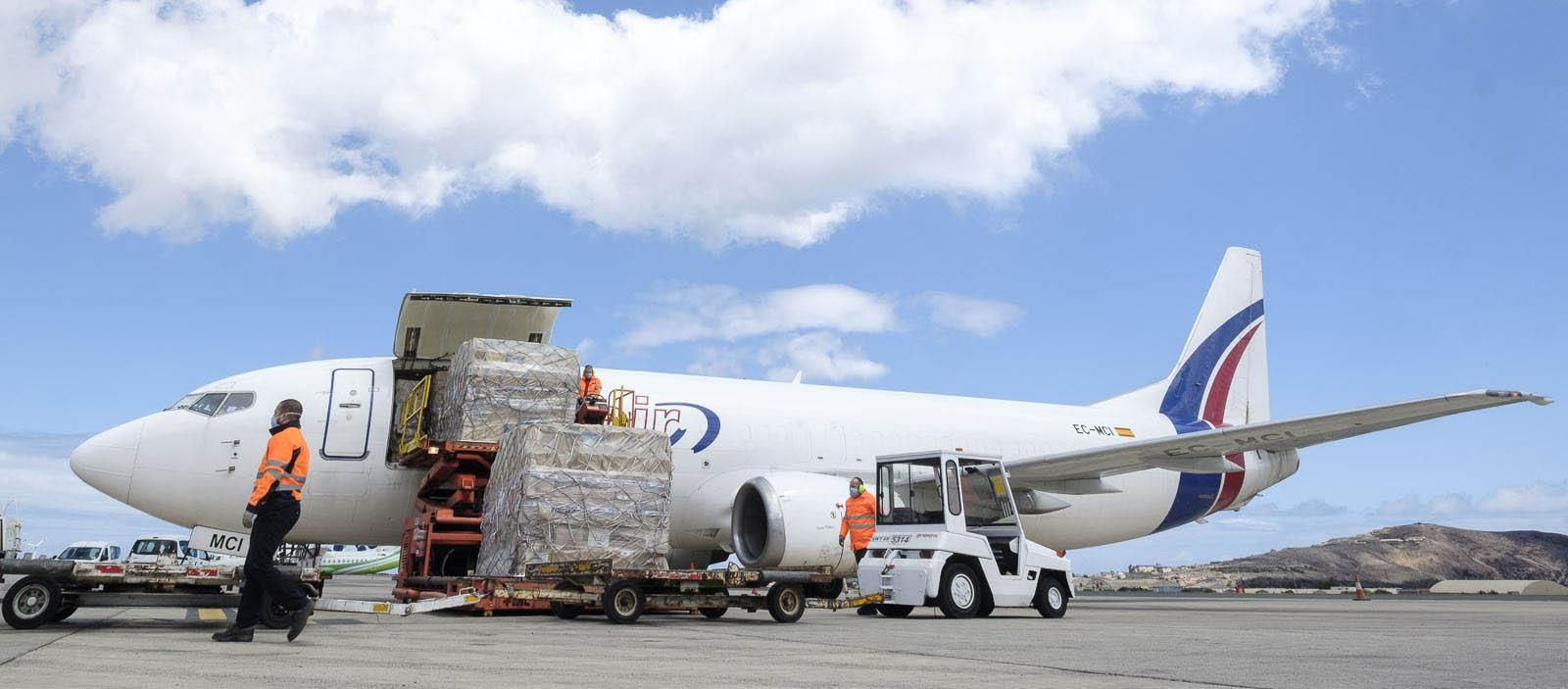 Llegó al aeropuerto de Gran Canaria, un nuevo cargamento de material sanitario procedente de China, el 6º adquirido por el Gobierno de Canarias. EFE/Ángel Medina G.