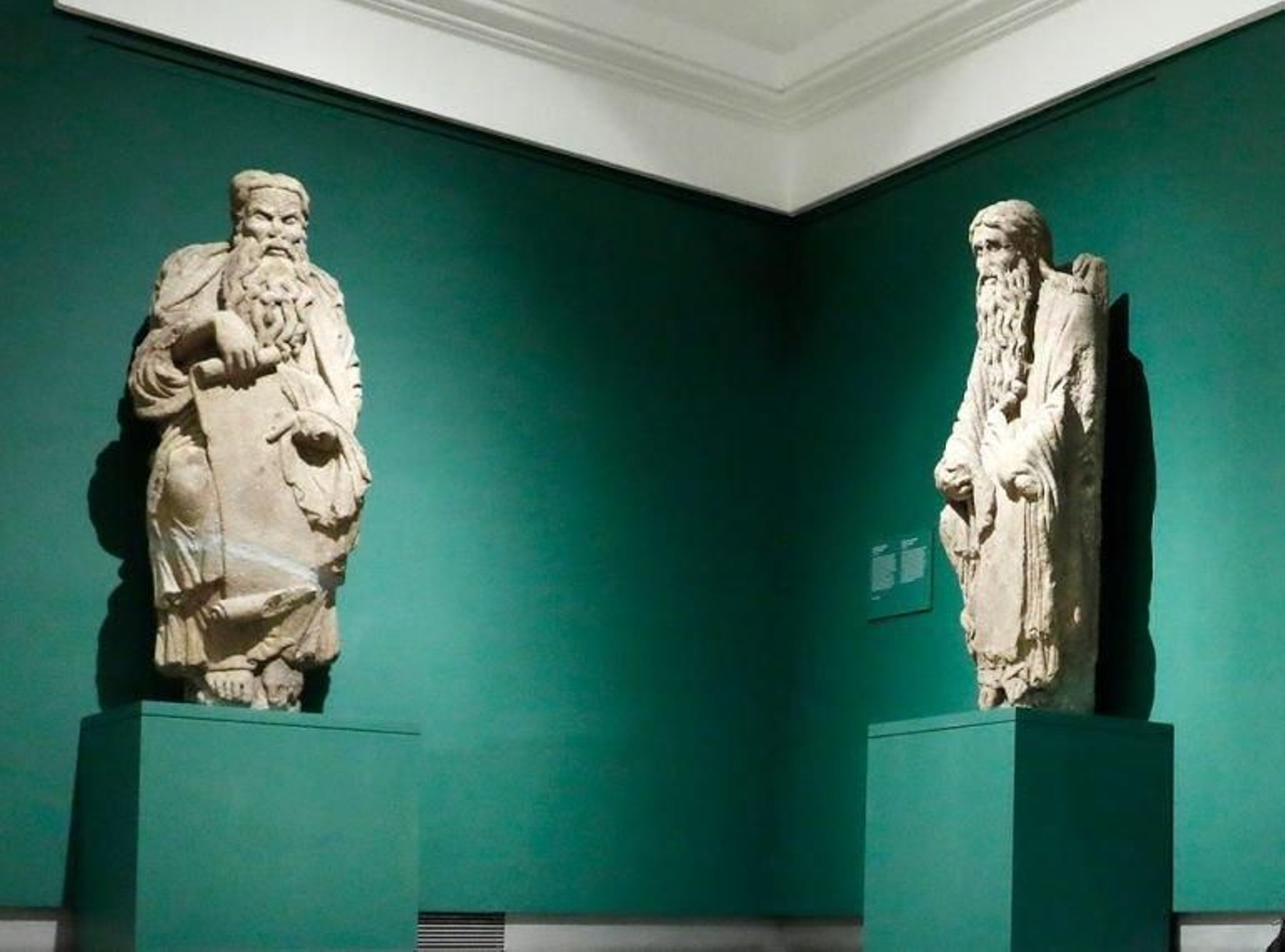 Las dos estatuas, durante una estancia en el Museo del Prado.