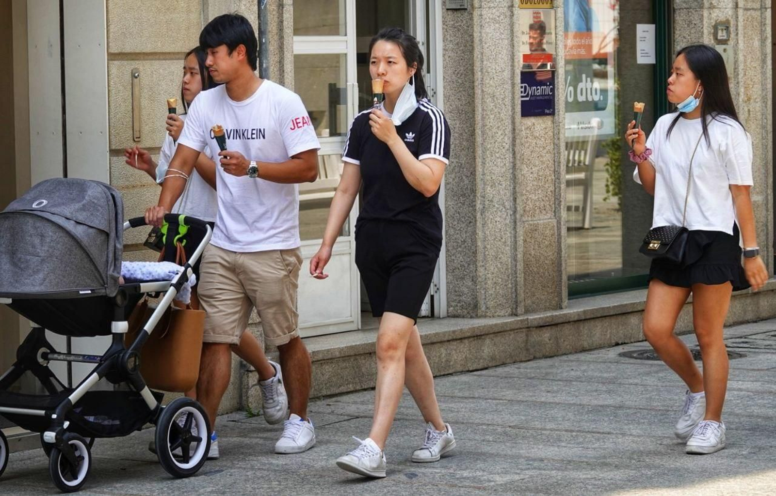 Los vigueses aprovechan para refrescarse ante la máxima del año // Vicente Alonso
