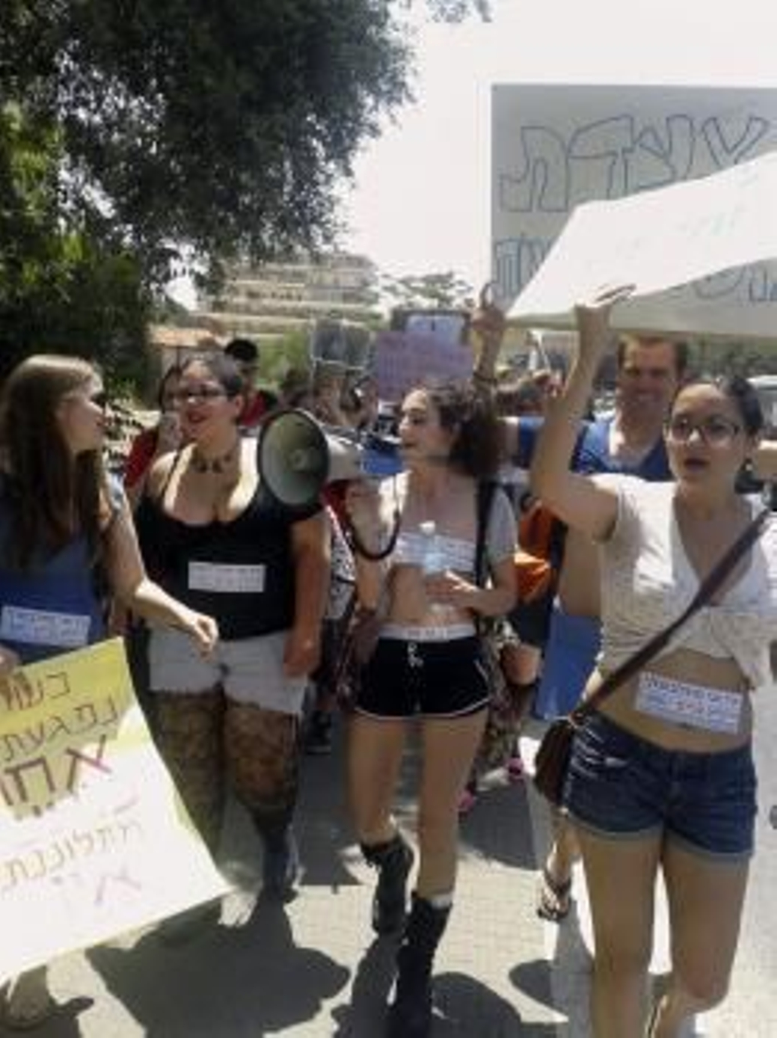 La foto tomada hoy en el centro de Jerusalén muestra la llamada 'marcha de las zorras' (Foto: EFE)