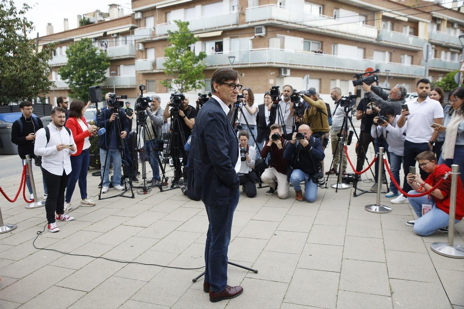 Illa hace declaraciones ante los medios.