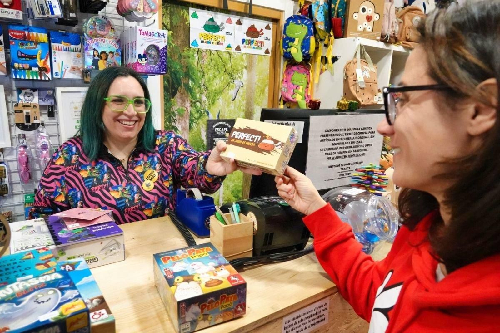 Una clienta adquiere ‘Perfect, un juego de mierda’ en la tienda Mini Monstros.