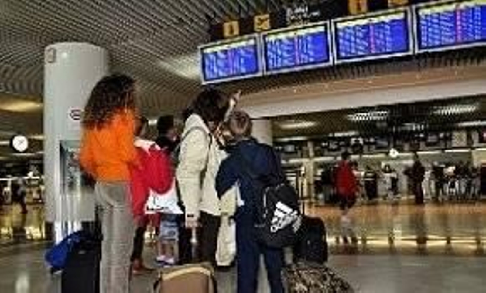 Los pasajeros se informan a través de las pantallas.