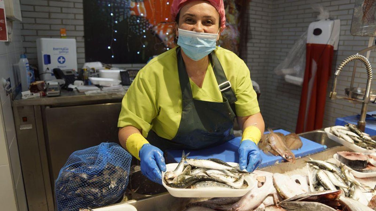 Penélope mostrando ayer las últimas sardinas a la venta, a 9 euros el kilo.