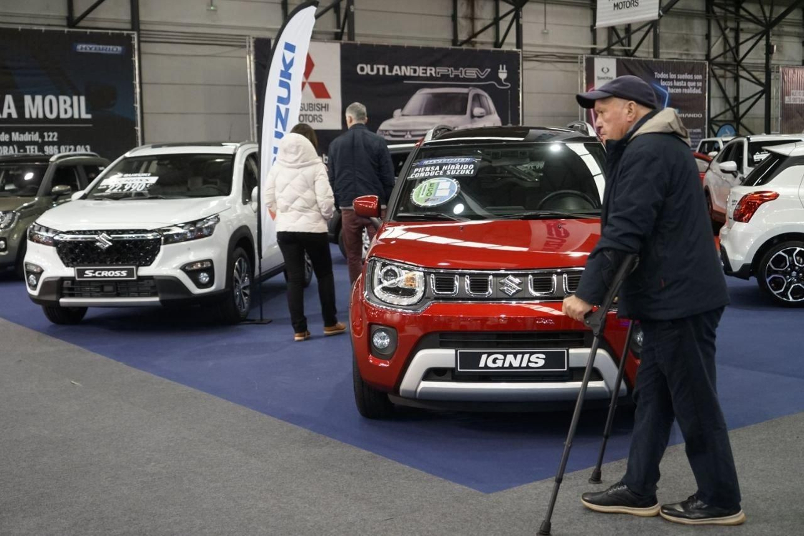 Visitantes en el en el Salón del Automóvil y Motocicleta del Ifevi.