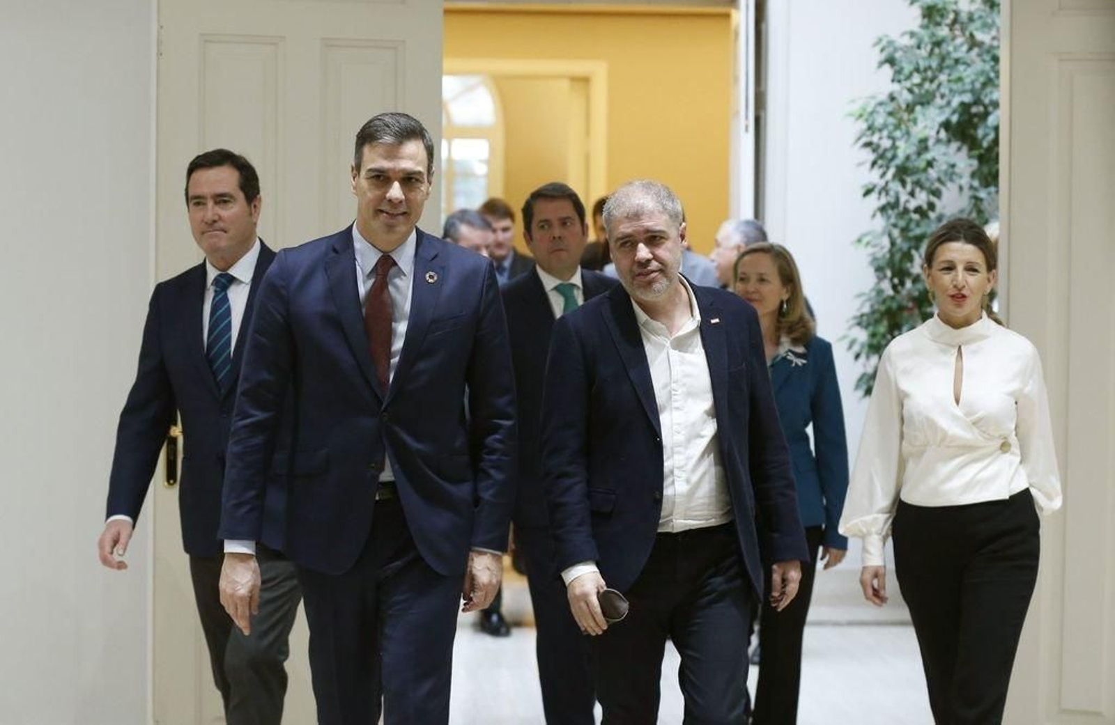 Sánchezy Unai Sordo encabezan el grupo de Gobierno y agentes sociales antes de la firma del acuerdo.