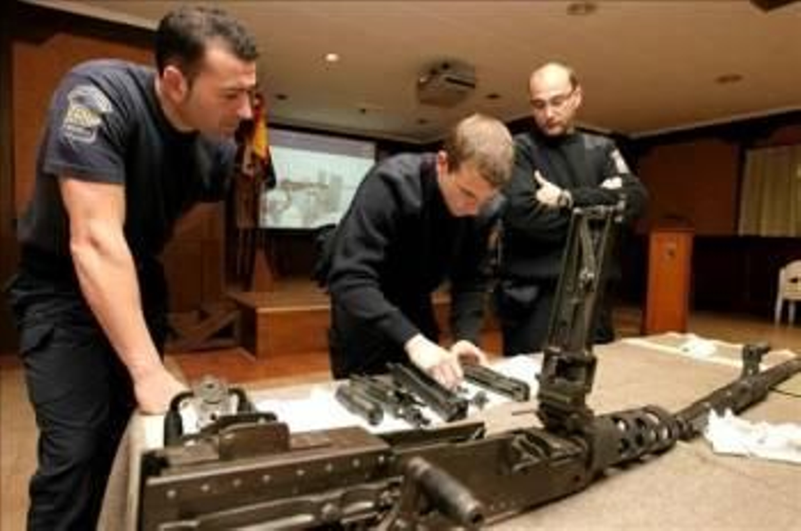 Algunos vigilantes entrenándose en la Escuela Naval de Cartagena antes de partir para las Seychelles. (Foto: Archivo)