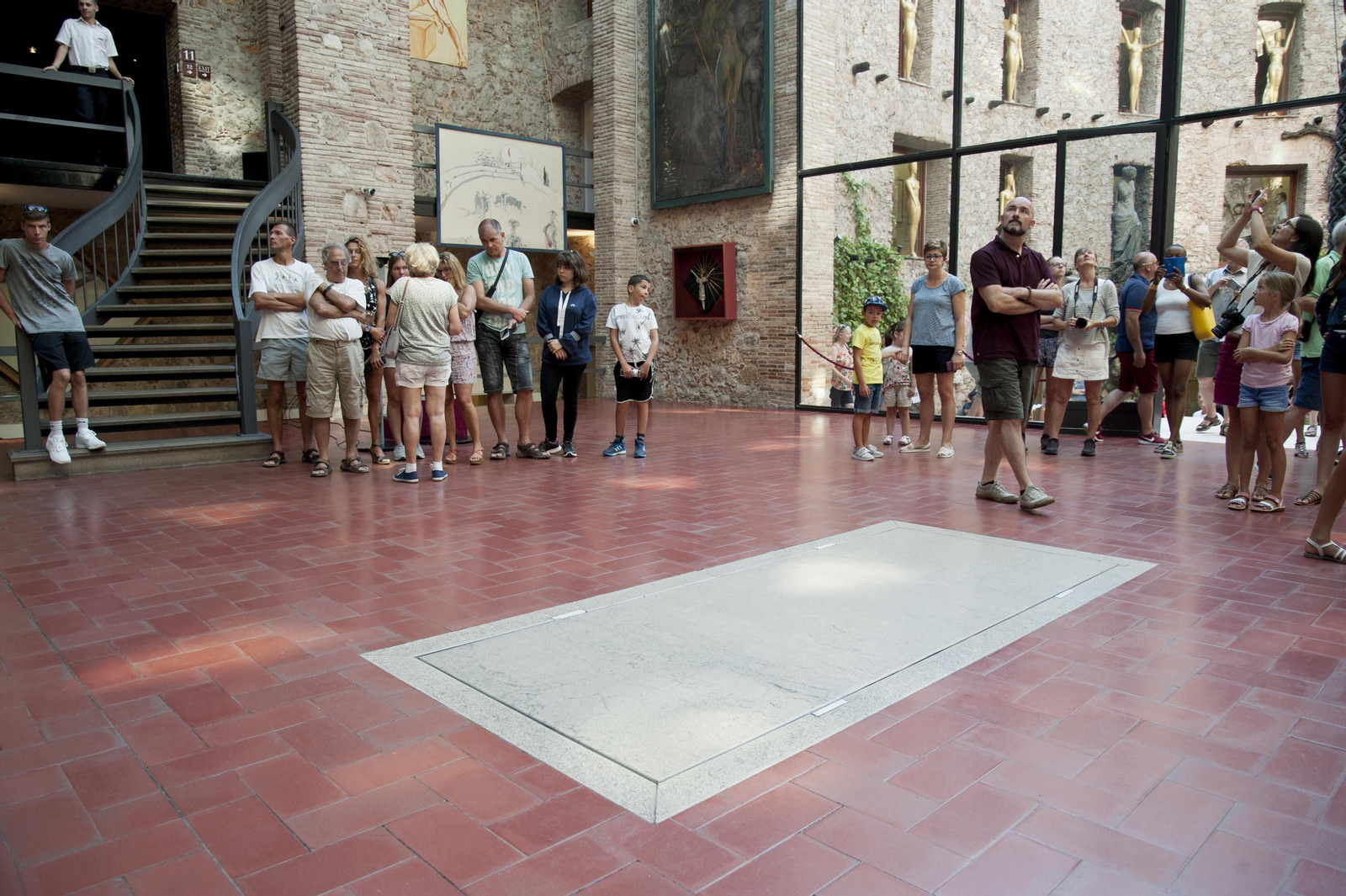 Visitantes del Museo Dalí pasan ayer ante la tumba del artista después de la exhumación del cadáver.