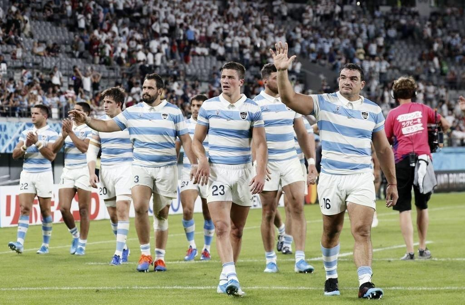 Los jugadores de la selección de Argentina de rugby saludan al público tras perder ante Inglaterra y quedar apeados de los cuartos de final.