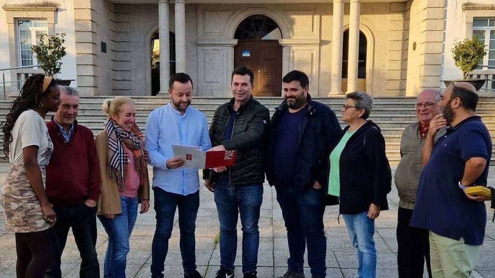Félix González portavoz socialista,  junto a Gonzalo Caballero y compañeros del partido local.