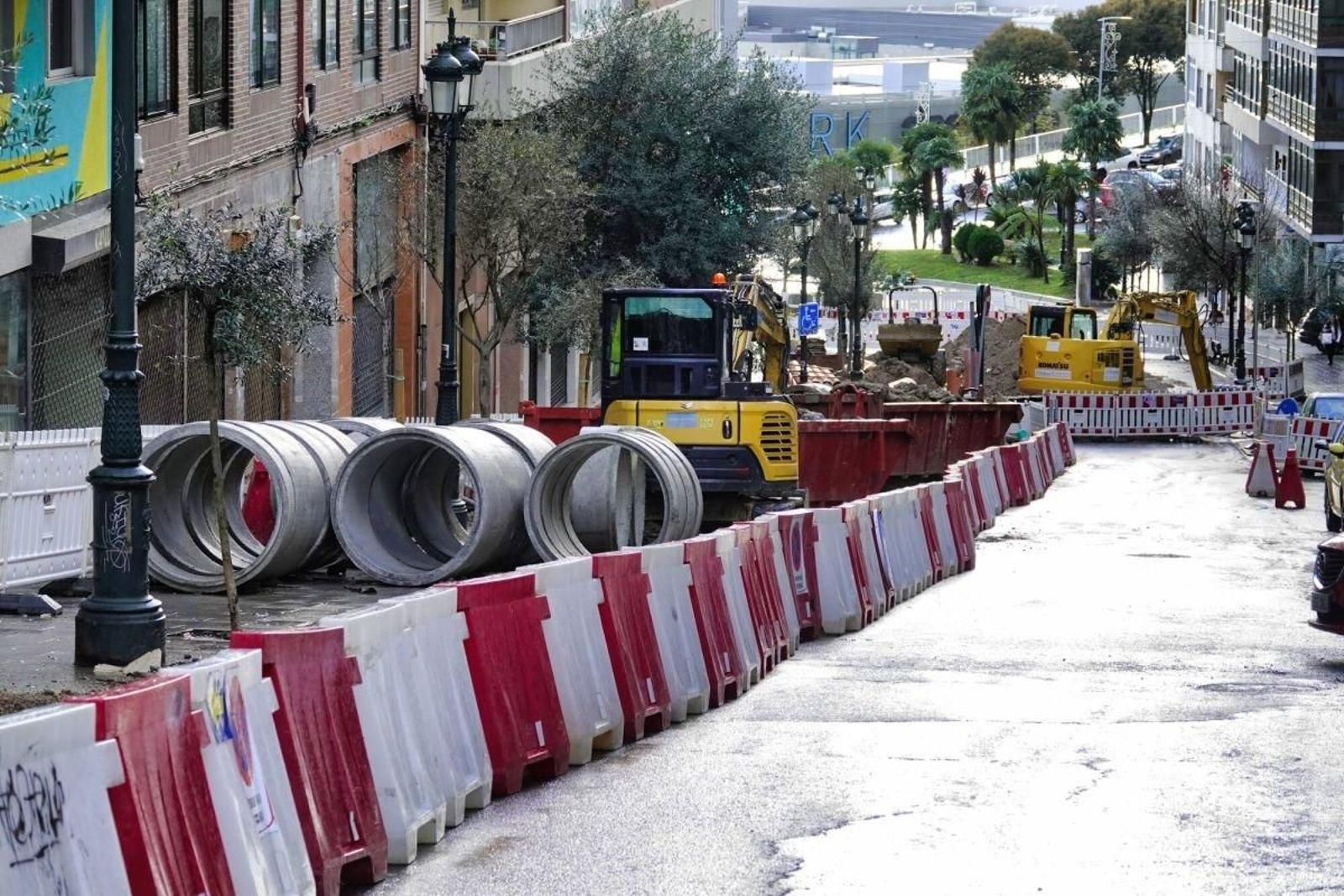Obras del Concello de Vigo para construir unas rampas eléctricas en Escultor Gregorio Fernández.