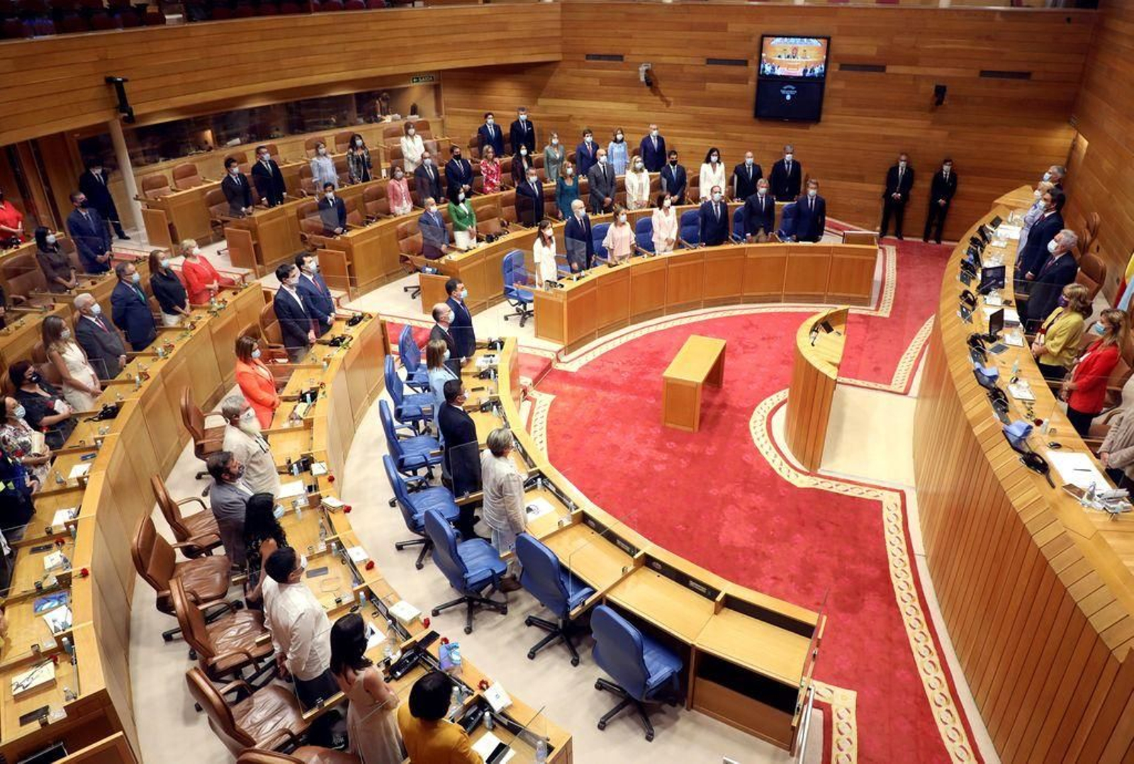 Los diputados guardan un minuto de silencio por las víctimas del covid-19 tras la constitución de la Cámara autonómica.