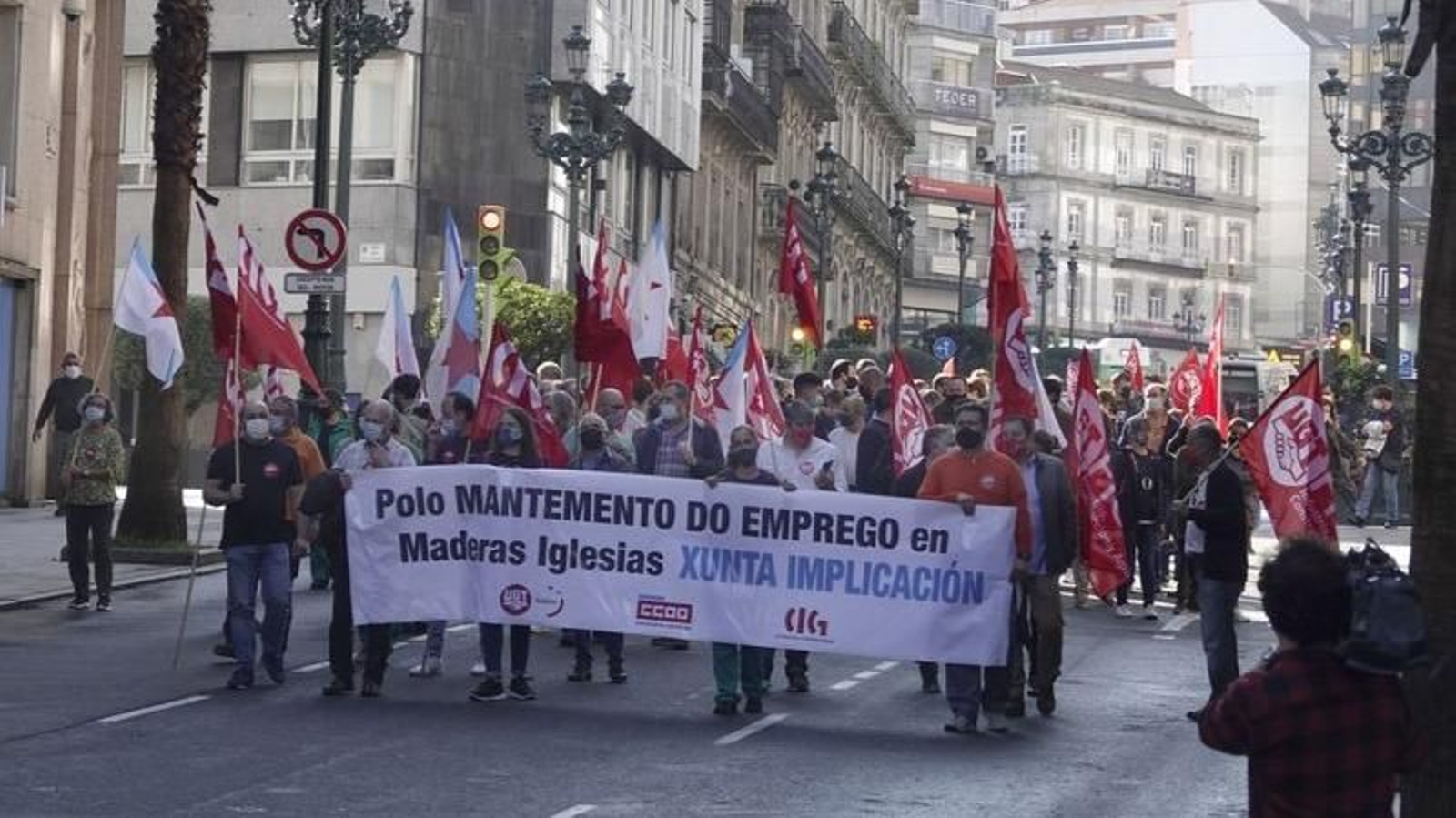 Los trabajadores de Maderas Iglesias se manifestaron ayer en Vigo.