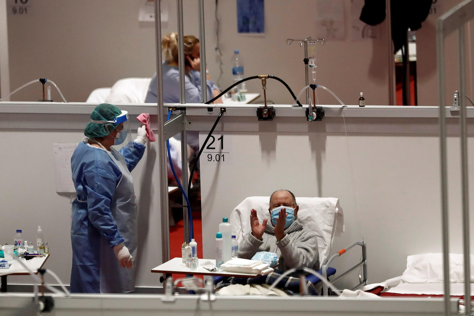 Un paciente del hospital de campaña provisional instalado en Ifema aplaude la lectura del Quijote