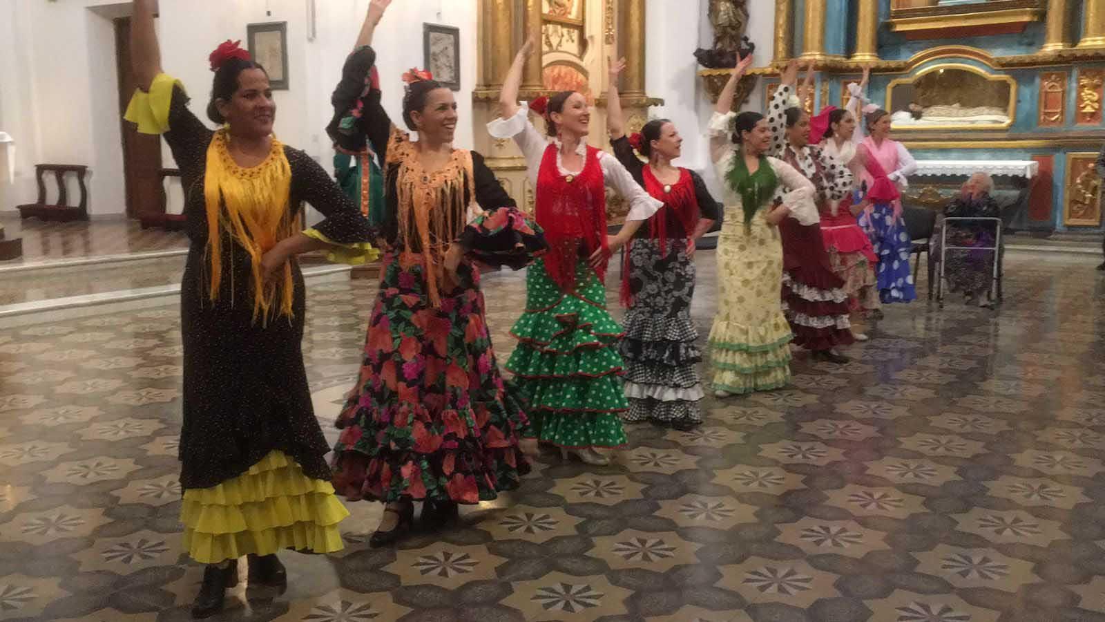 El grupo de baile del Centro Andalucía “Luna Rociera”, dirigido por Yanina Martínez, bailaron por sevillanas