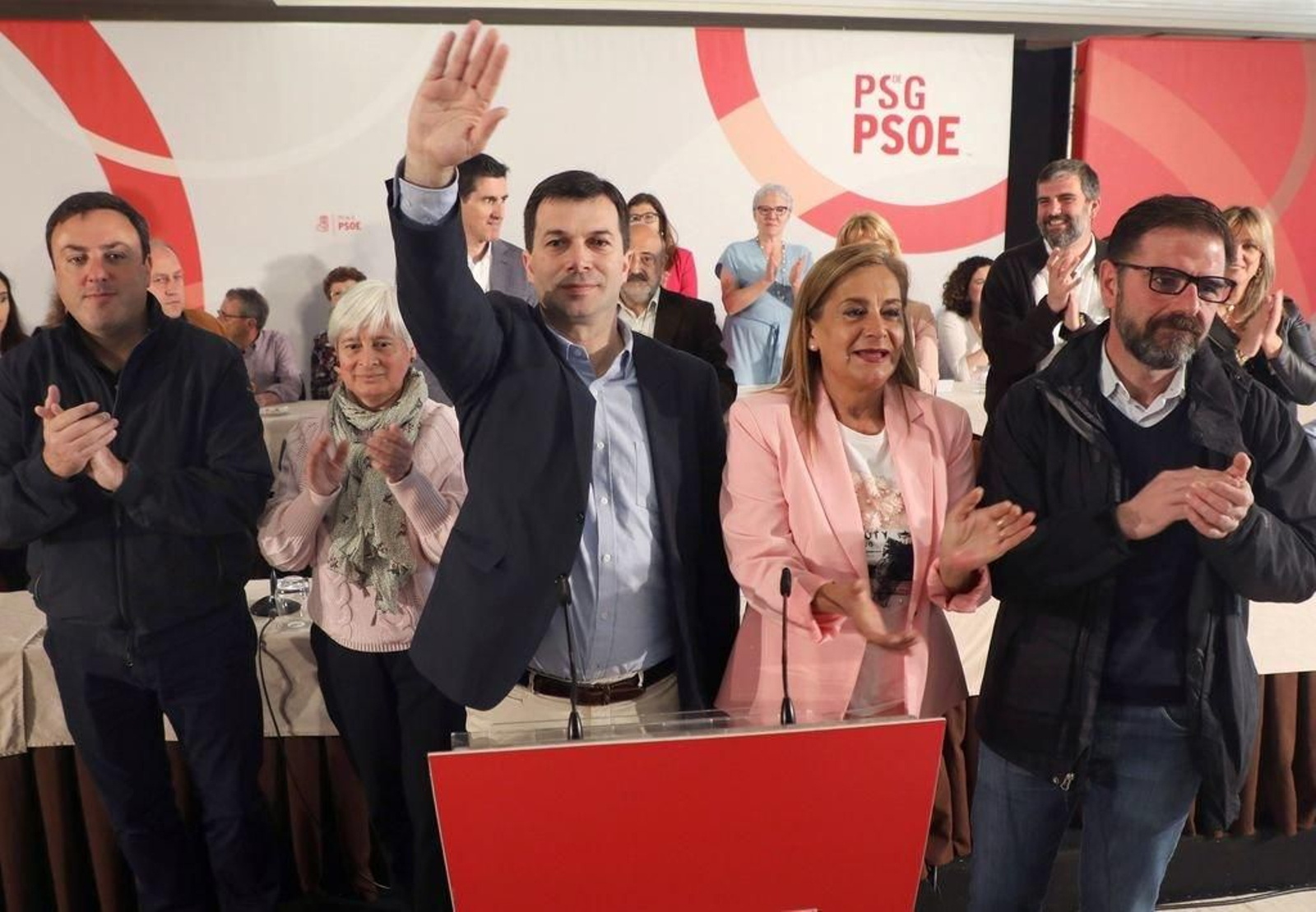 Gonzalo Caballero (c) saluda en el comité nacional del partido al lado de Carmela Silva.