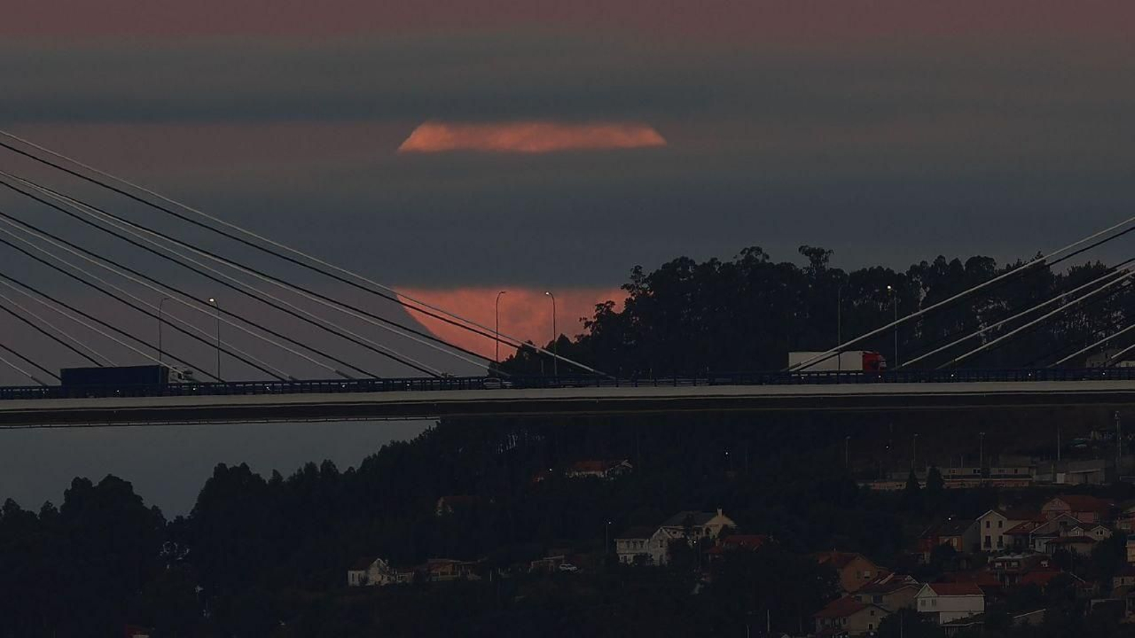 La superluna invadió anoche la ría de Vigo. // Alberte