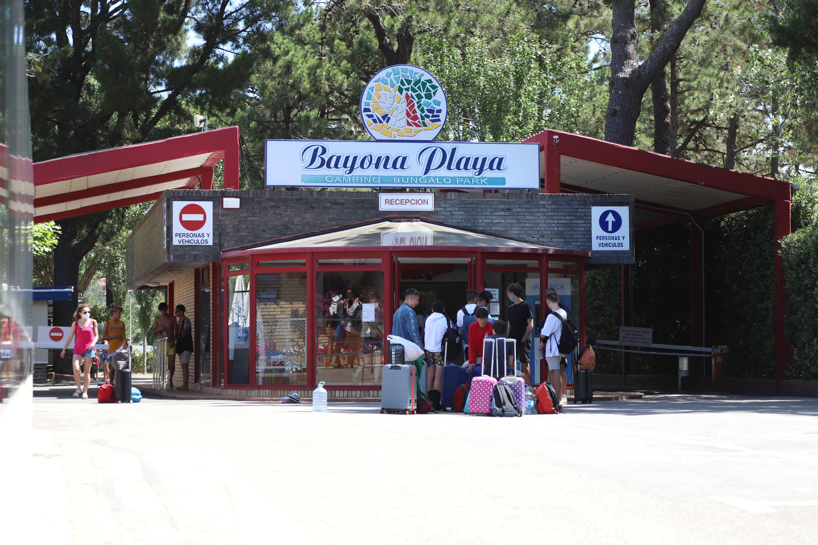 Usuarios de las instalaciones esperando para acceder a la recepción, ayer.