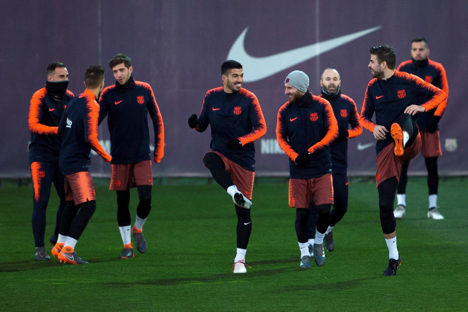 Jugadores del Barcelona, durante el entrenamiento de ayer.