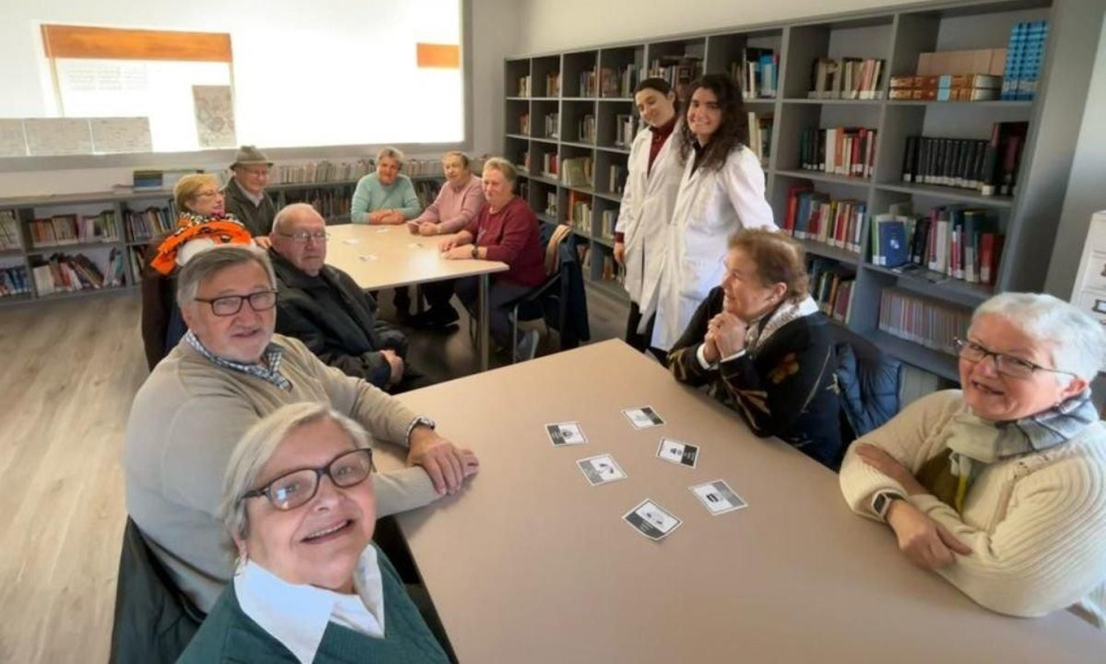 Fátima Dios y la residente Ana Navalon, en el taller de memoria.