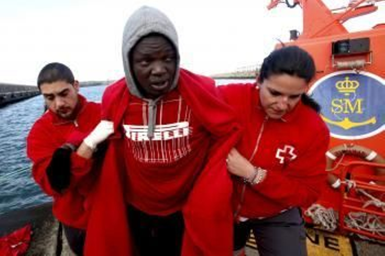 Uno de los 20 inmigrantes subsaharianos que Salvamento Marítimo ha rescatado esta mañana.