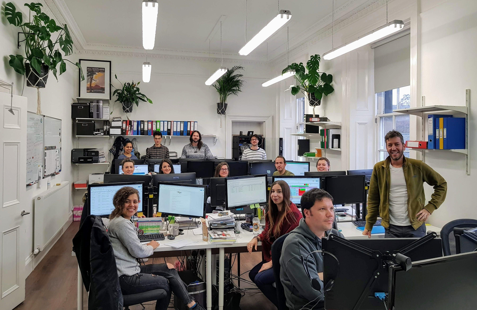 Jaime Imbernón (de pie, a la derecha), con parte de la plantilla en su oficina frente a The Elefant House, en el  puente de George IV. El punto de atención al público de “Viajar por Escocia está en plena Royal Mile.