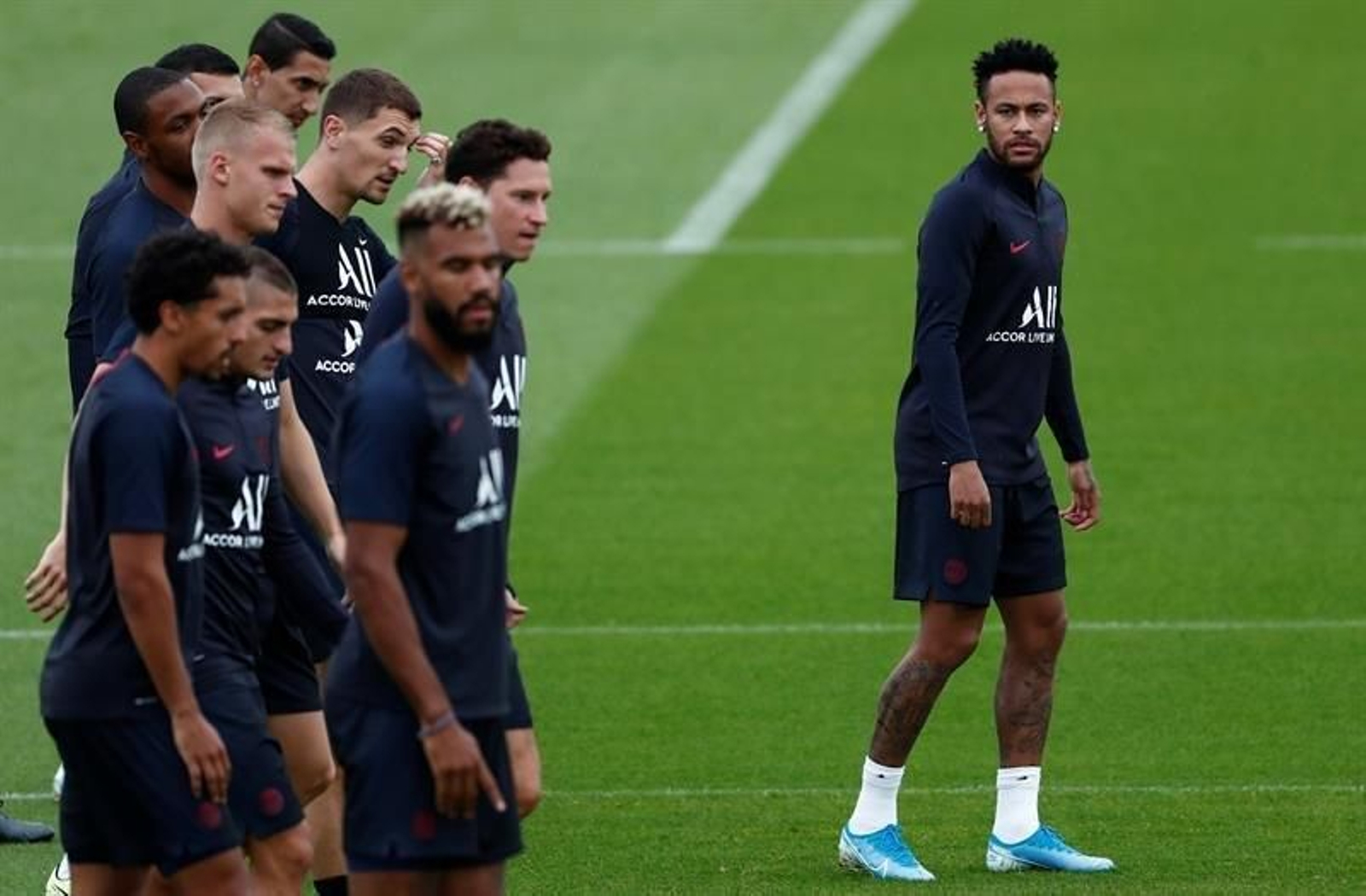 Neymar Jr asiste a un entrenamiento del equipo en Saint-Germain-en-Laye