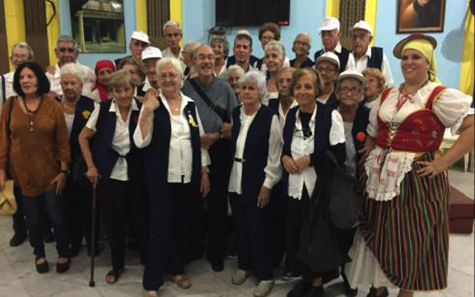 Pepe, sonriente con sus alumnos de historia, folklore y comidas españolas