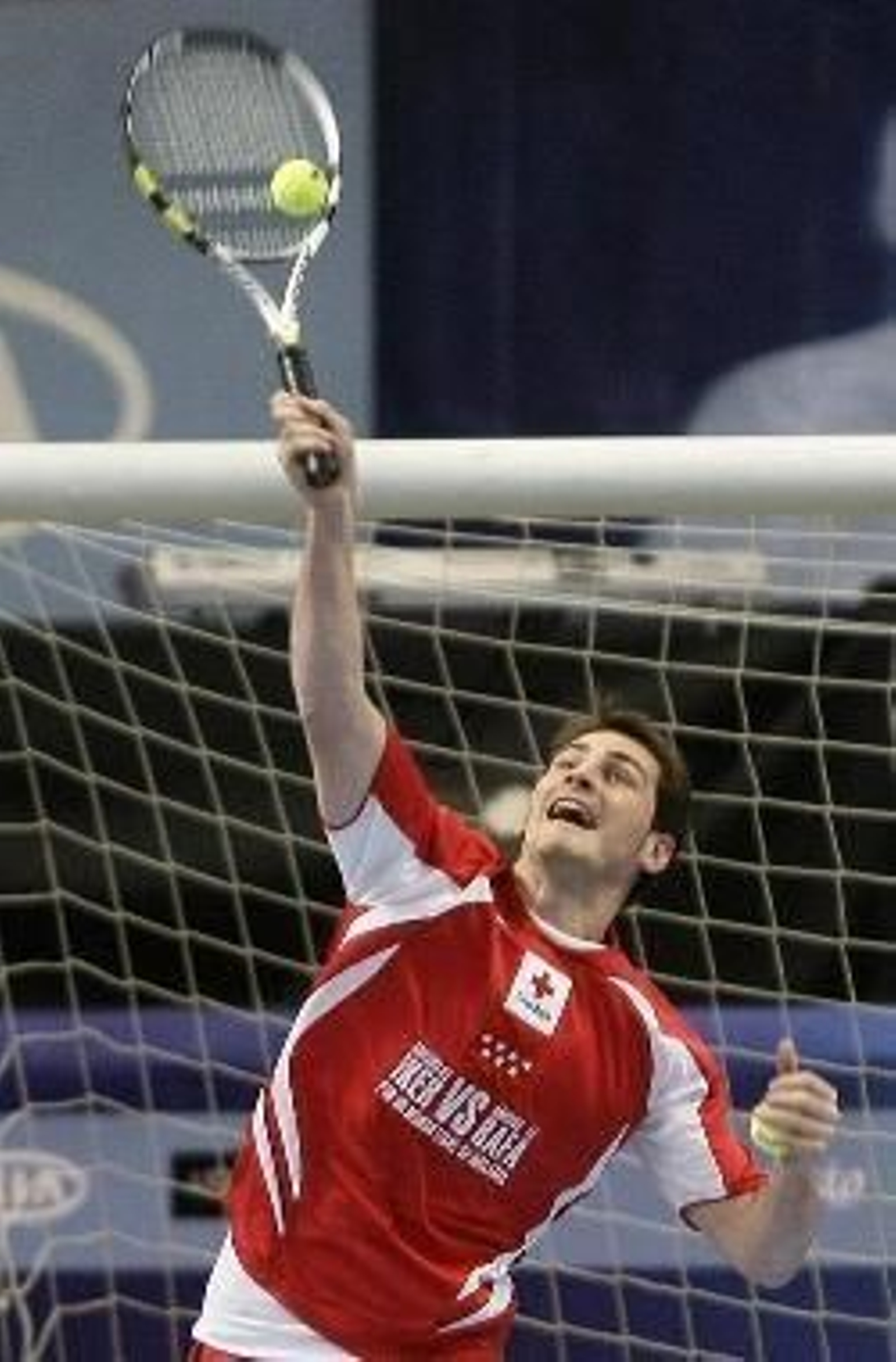 Iker Casillas muestra su habilidad con la raqueta.