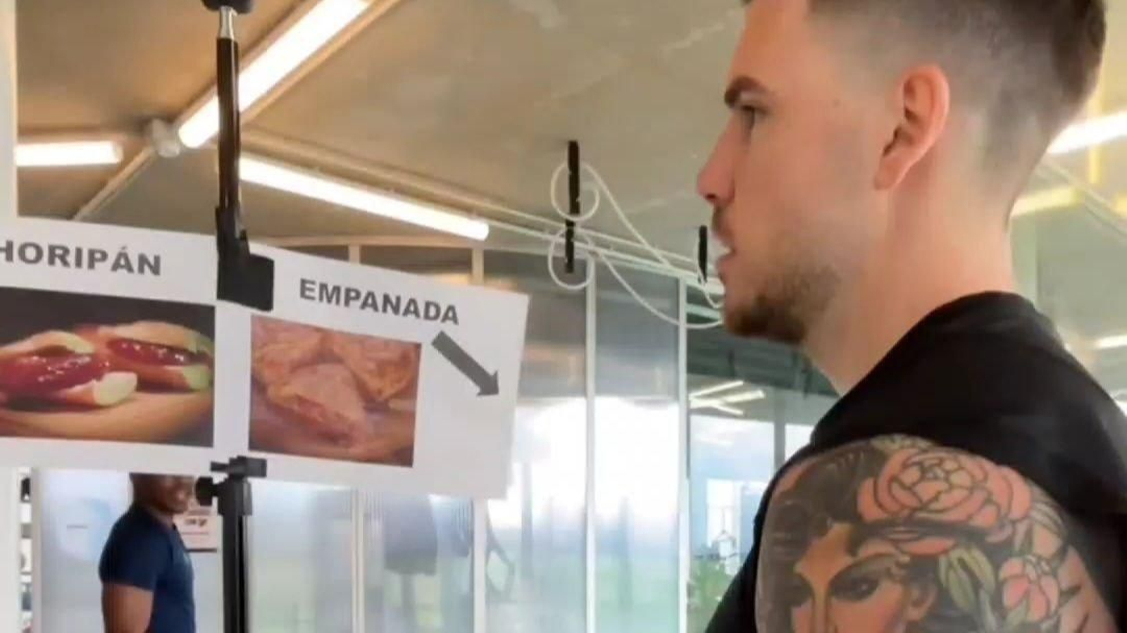 Mihailo Ristić indeciso intentando entender la diferencia entre ambas comidas. // Instagram (@rccelta)