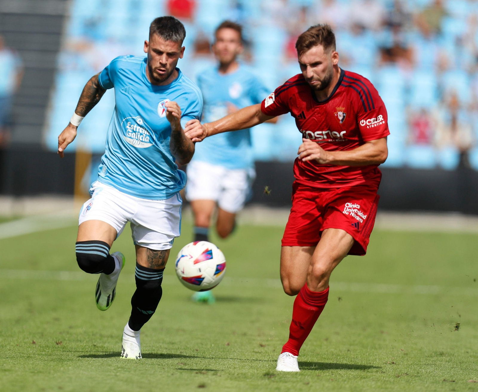 Carles Pérez va a por el balón