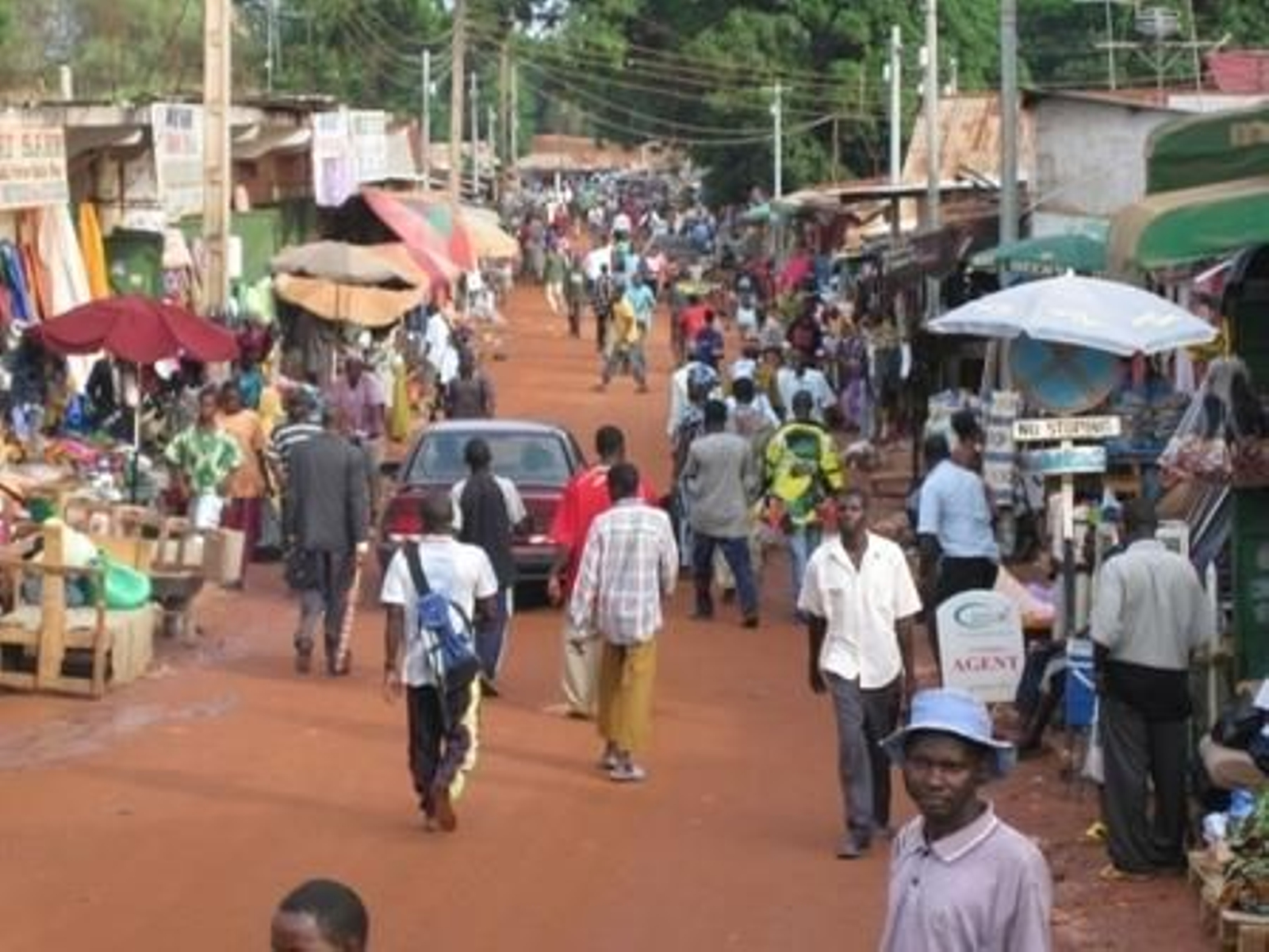 Una calle de una ciudad de Gambia.
