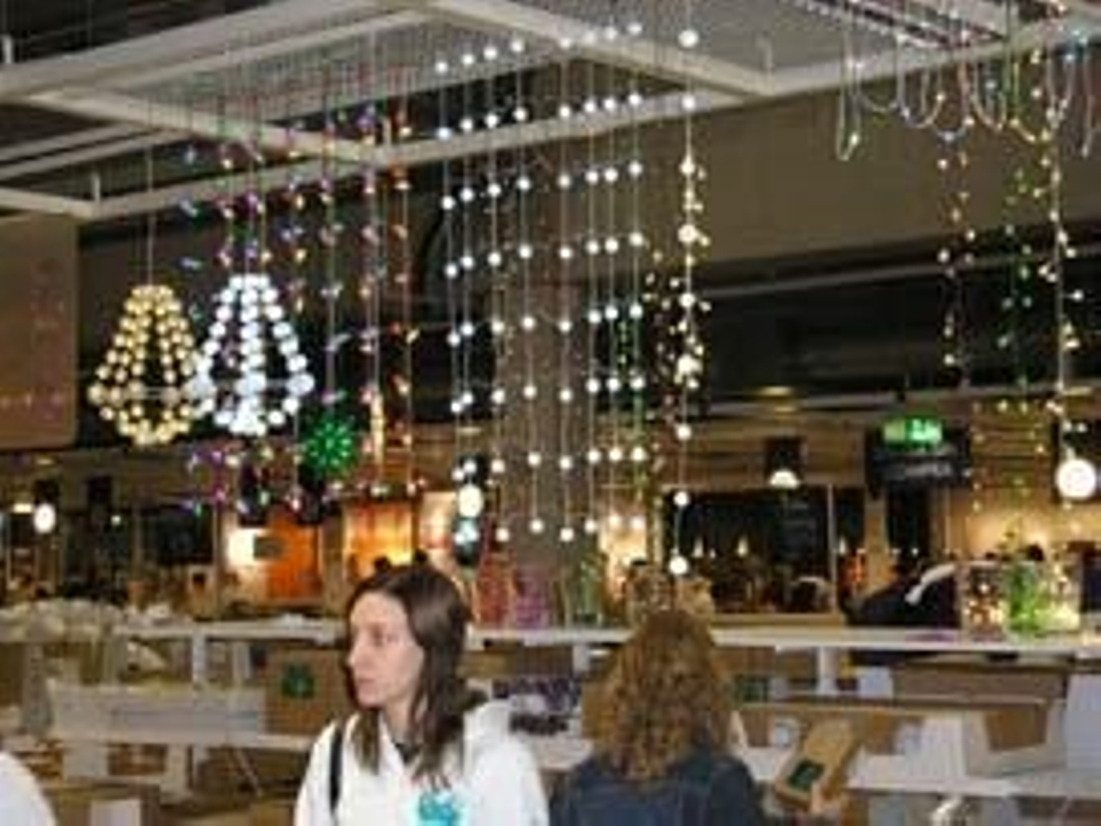 Compradores visitan las instalaciones de Ikea en Madrid.