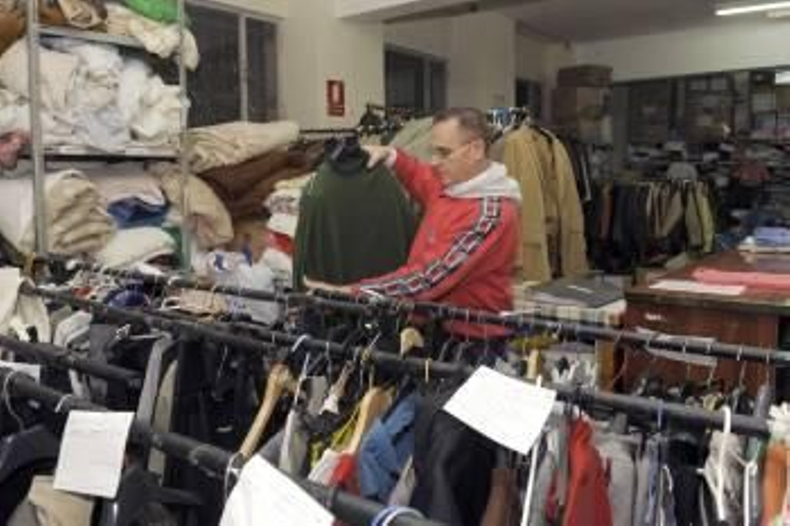 Un voluntario, ordenando ropa usada en un almacén de Cáritas Diocesana. (Foto: ARCHIVO)