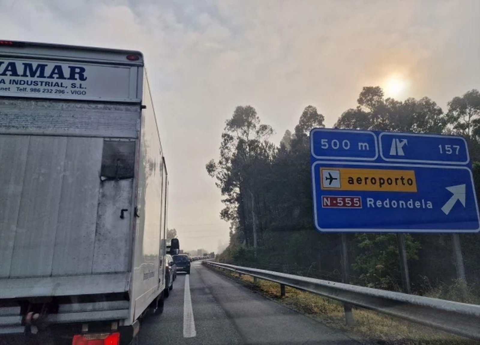 La desviación hacia Ifevi desde la autopista provoca largas retenciones en Conxemar.