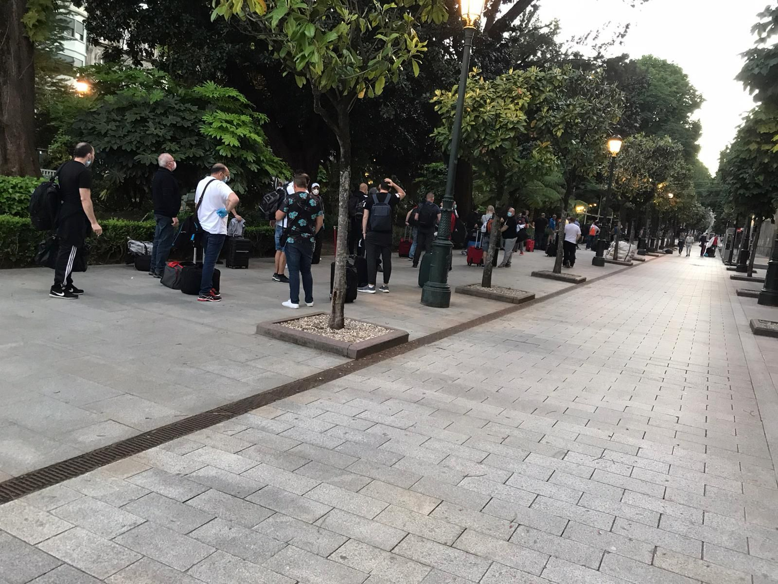 Personal, listo para entrar en el hotel para realizar las pruebas.