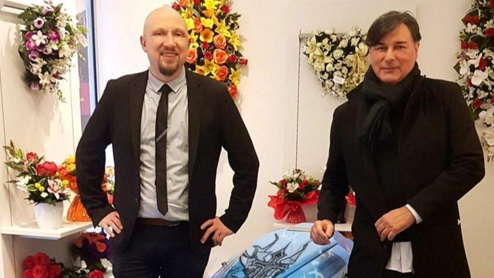 Franck Sastre (derecha) y el responsable de la funeraria, con un ataúd.