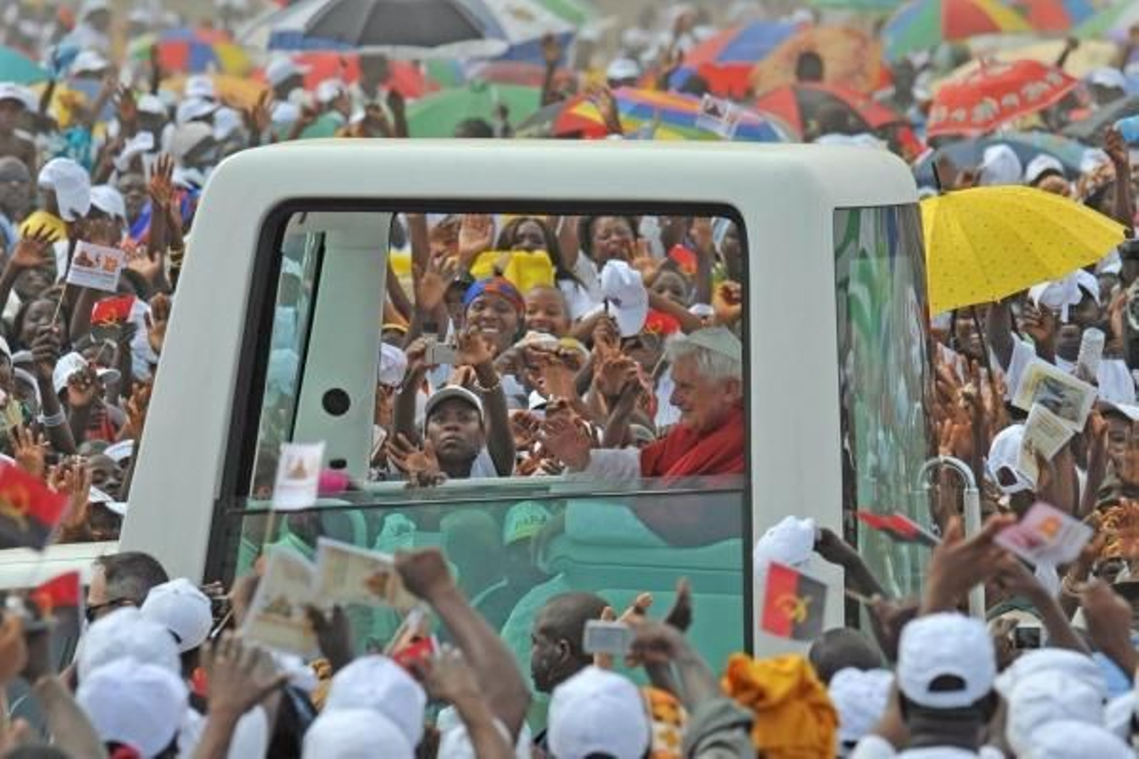 El Papa a su llegada a la explanada de Cimangal donde ofició una misa. (Foto: Ciro Fusco)