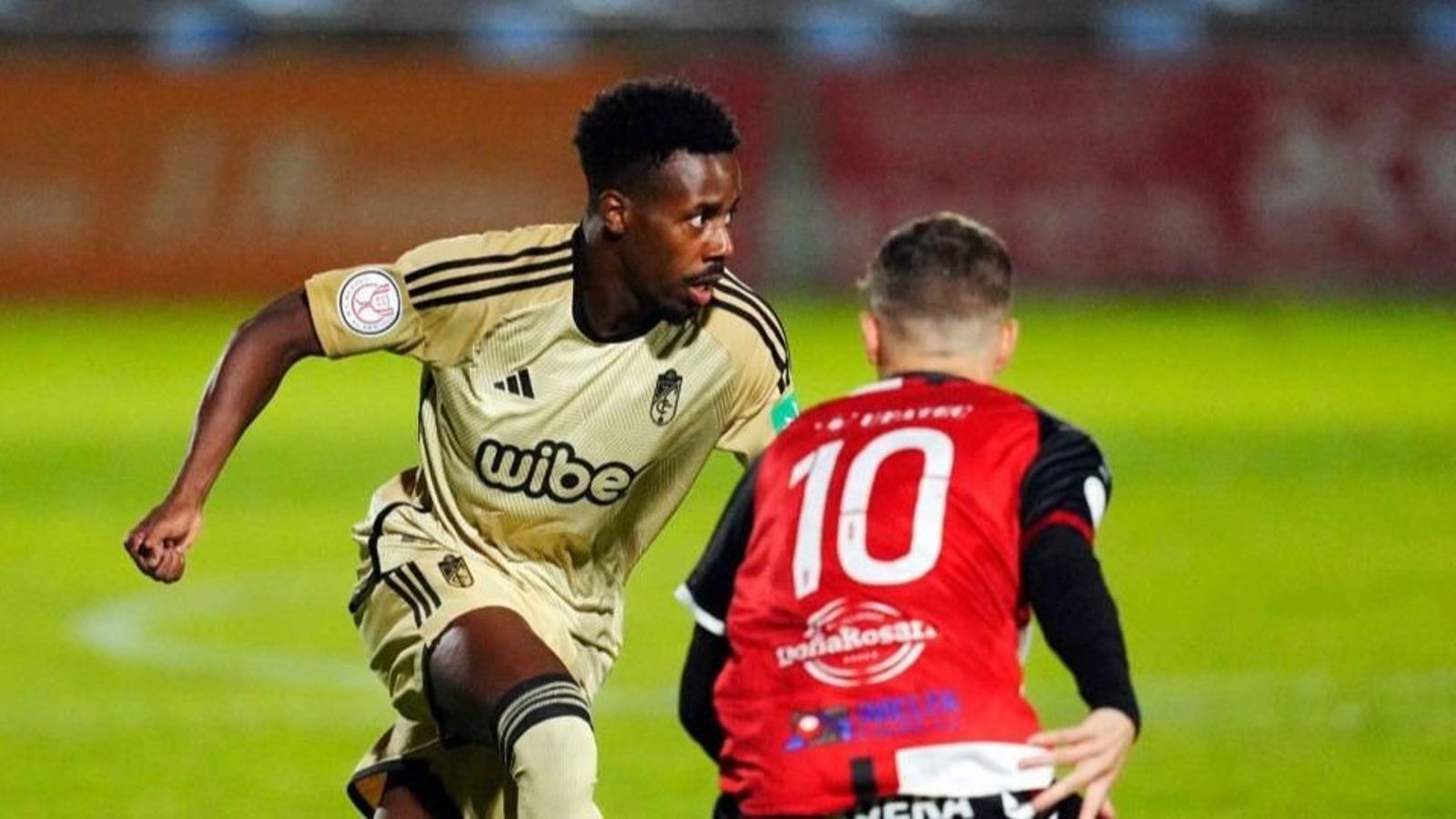 Arosa y Granada se enfrentaron ayer en el campo de A Lomba.