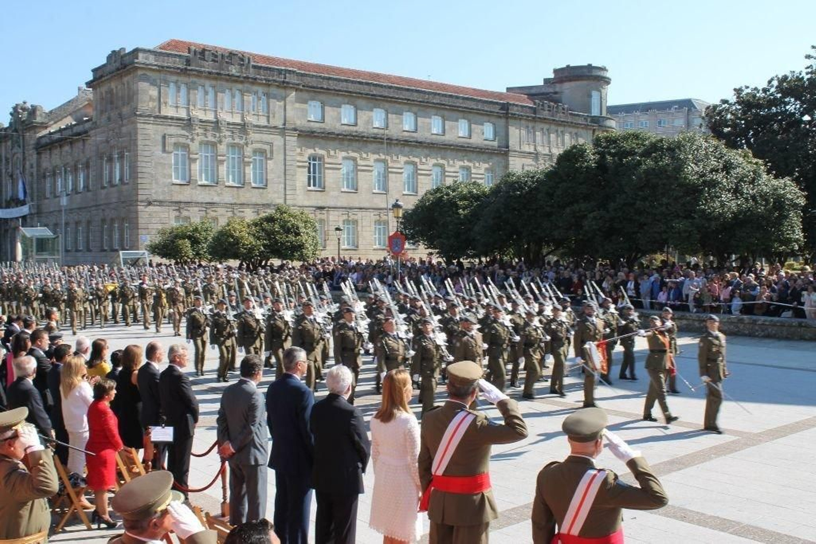 Un momento de la parada militar, que fue seguida por numeroso público en la céntrica Alameda de Pontevedra.